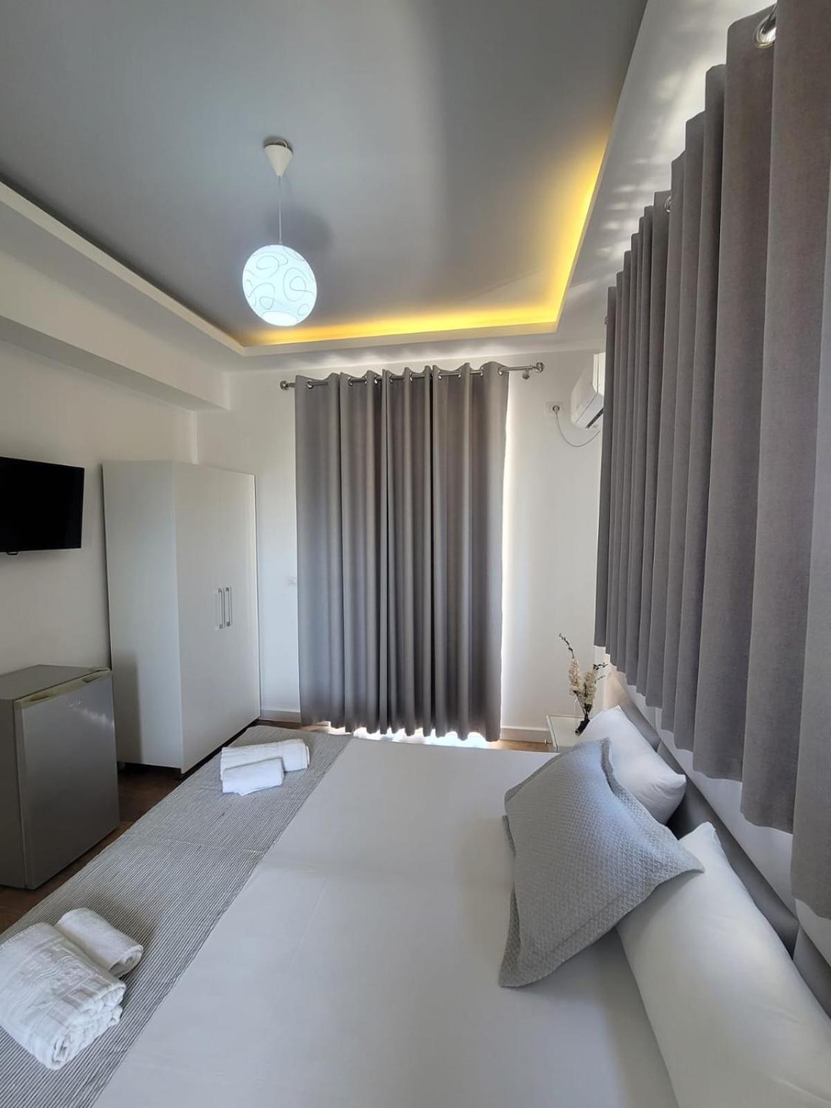 Hotel Myrtai - City Center Sarandë Exteriör bild