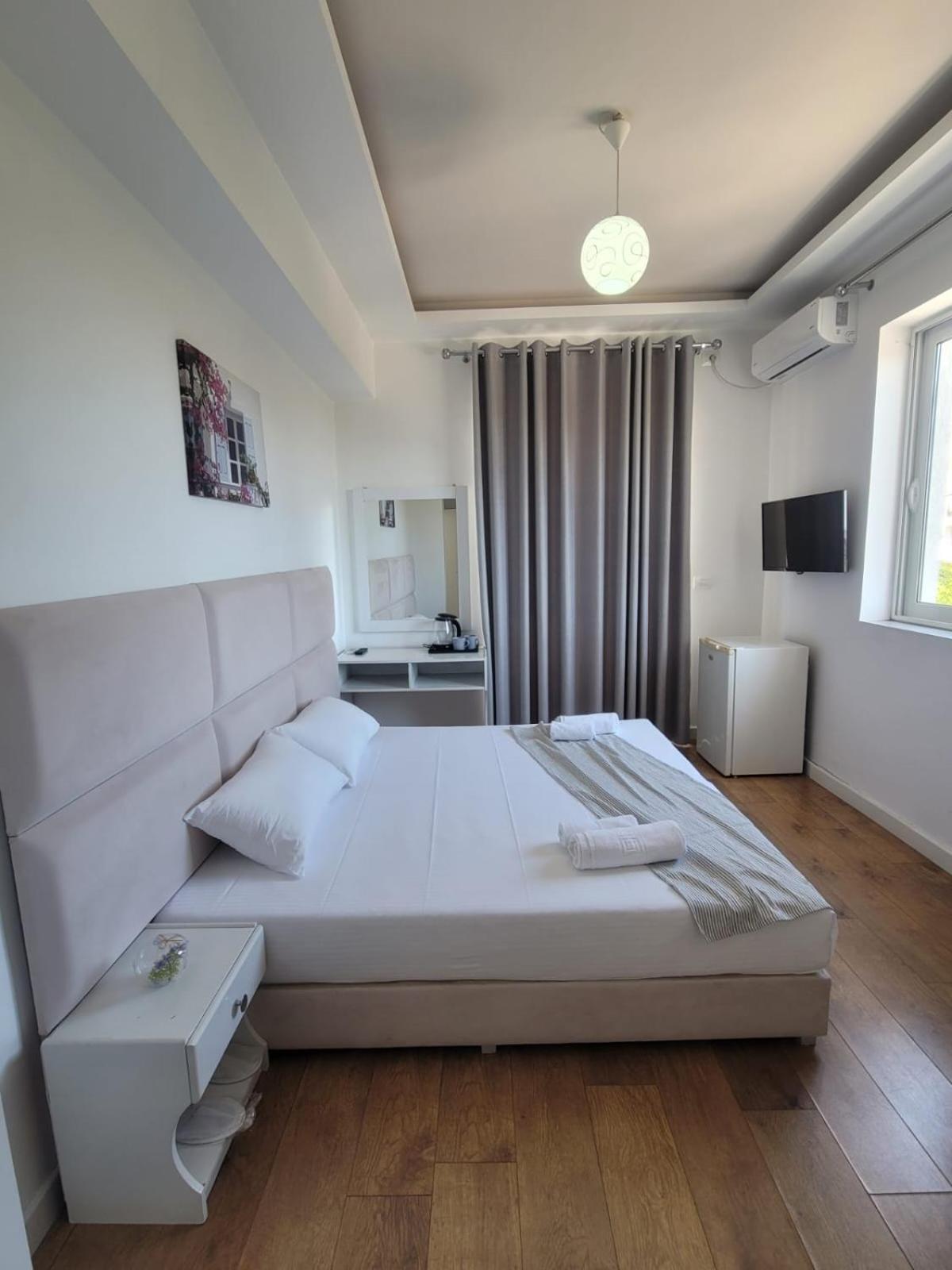 Hotel Myrtai - City Center Sarandë Exteriör bild