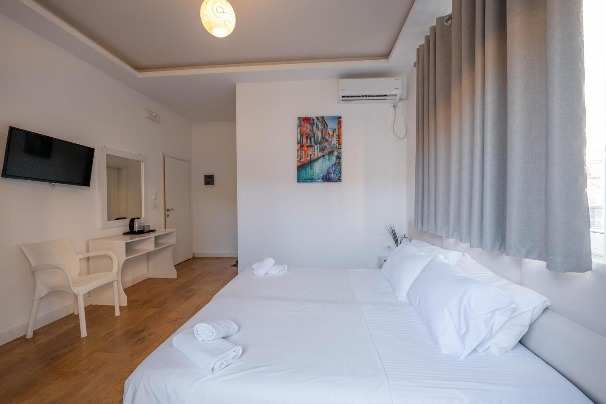 Hotel Myrtai - City Center Sarandë Exteriör bild