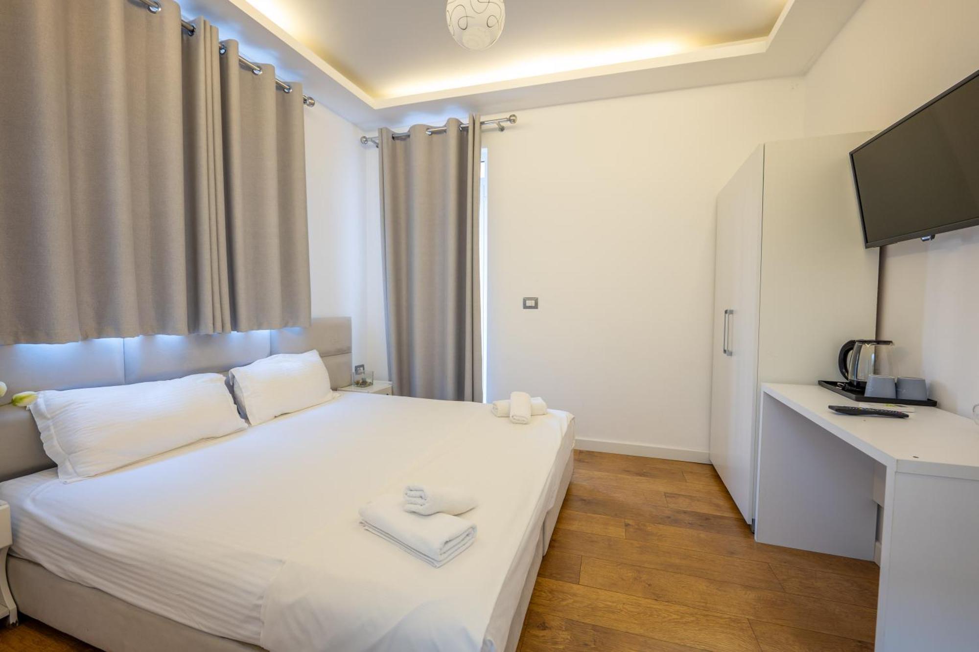 Hotel Myrtai - City Center Sarandë Exteriör bild