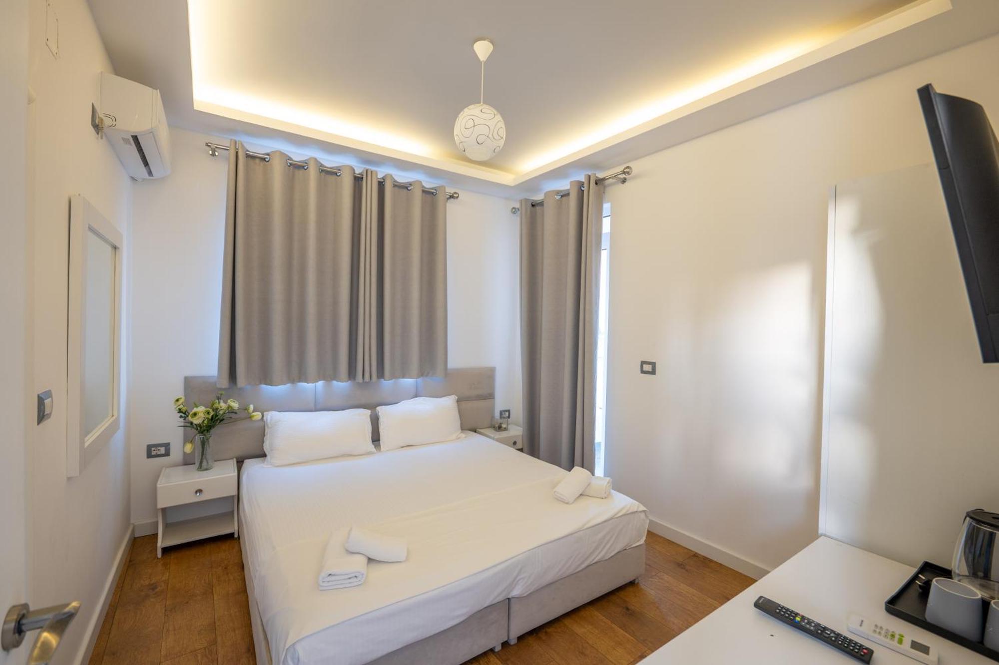Hotel Myrtai - City Center Sarandë Exteriör bild