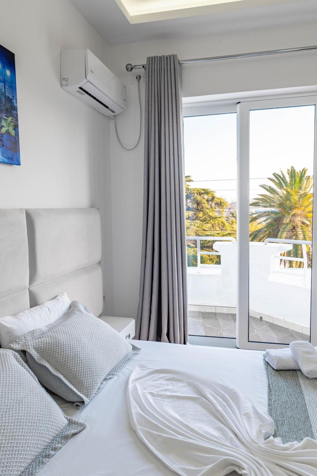 Hotel Myrtai - City Center Sarandë Exteriör bild
